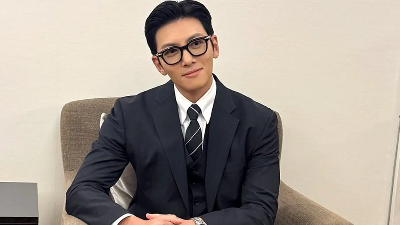 ji-chang-wook-menerima-penghargaan-friends-of-indonesia-di-acara-kbri-seoul