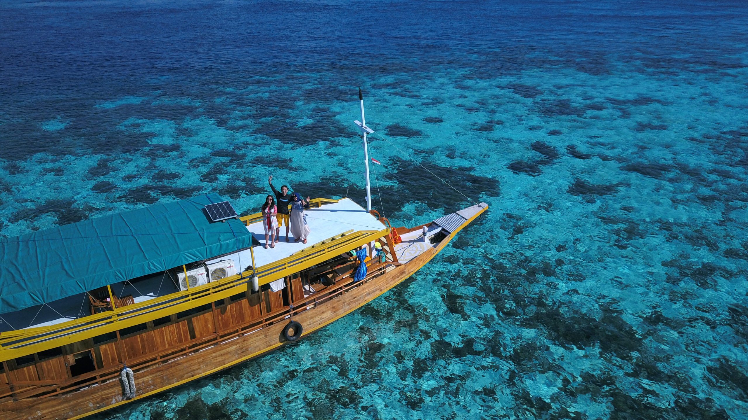 menikmati-pengalaman-live-on-board-di-labuan-bajo-berlayar-menjelajahi-pulau-pulau-eksotis